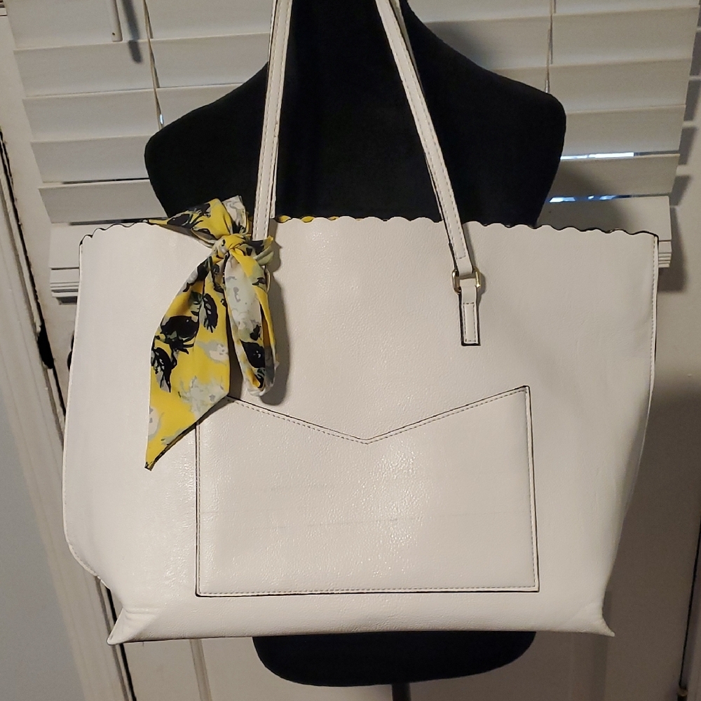 Betsey Johnson White Large Tote Bag with Gold Accents - Picture 7 of 14